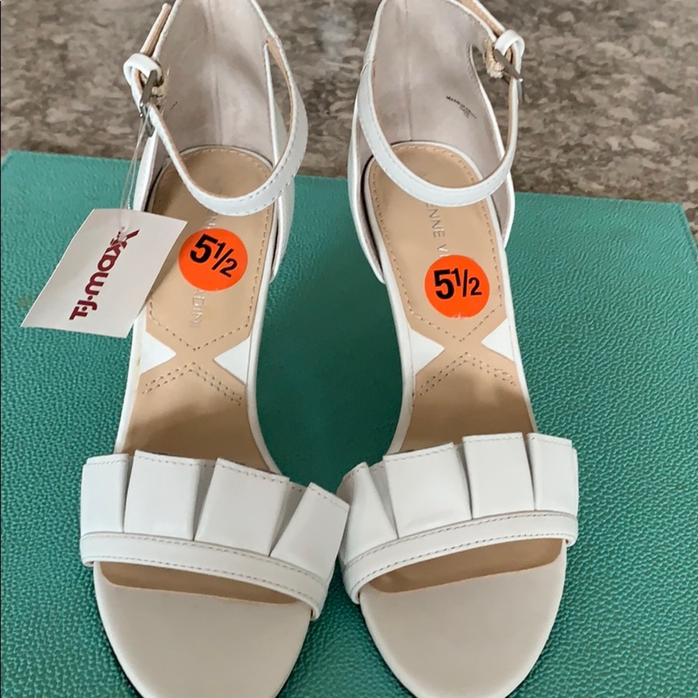 NWT Adrienne Vittadini ruffled white heels